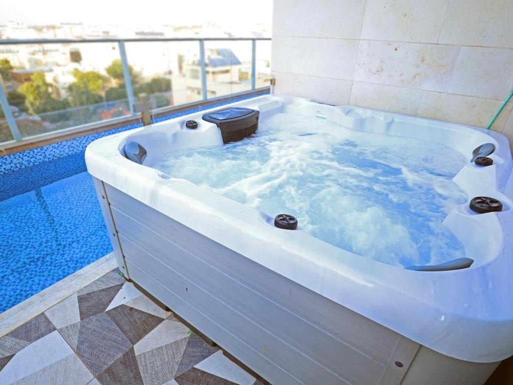 Luxury Rooftop Apartment In Netanja Buitenkant foto