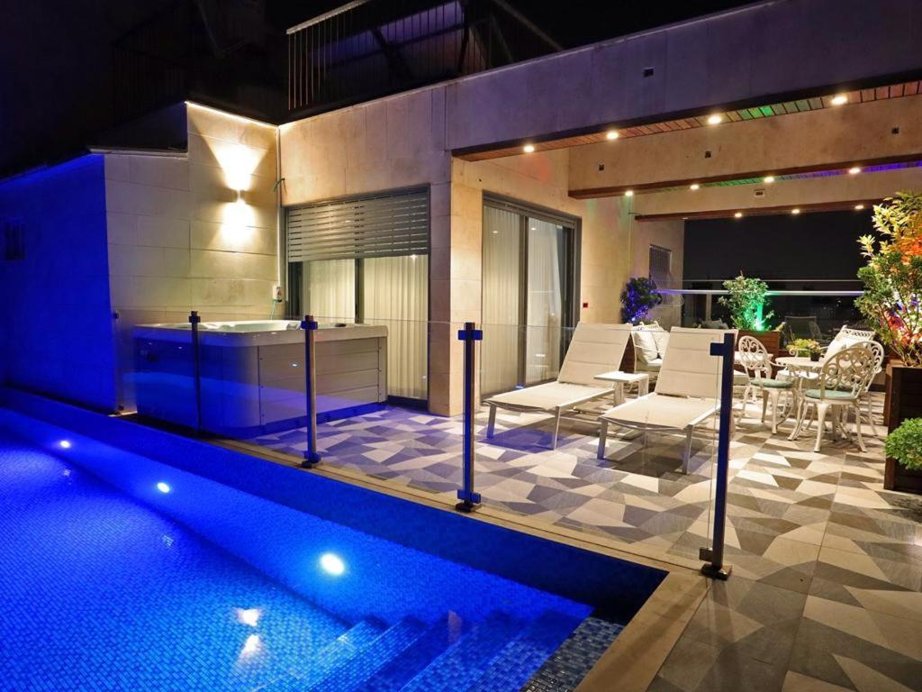 Luxury Rooftop Apartment In Netanja Buitenkant foto